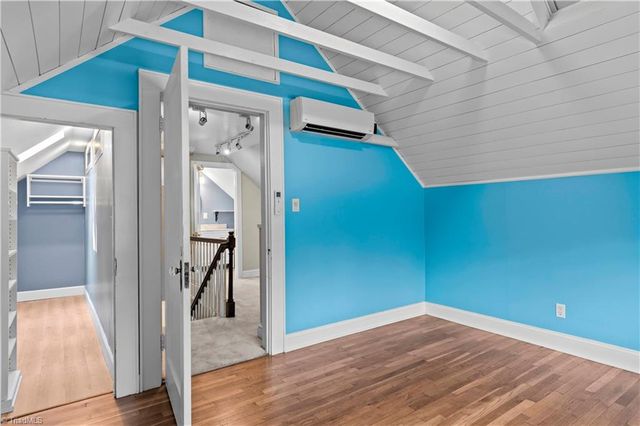 2117 N Peace Haven Road, Winston-salem, NC 27106