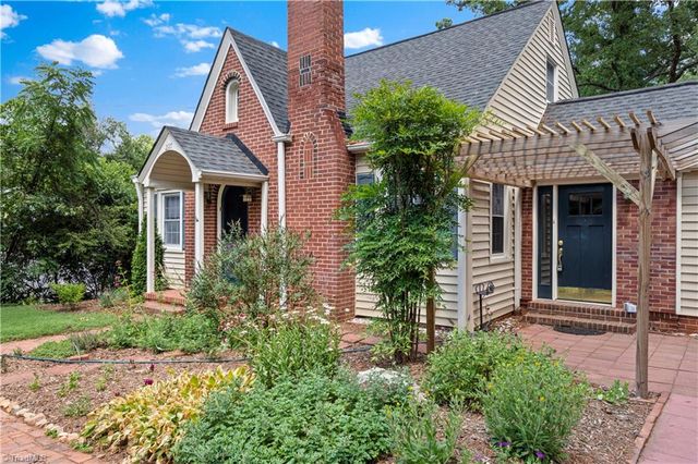 2117 N Peace Haven Road, Winston-salem, NC 27106