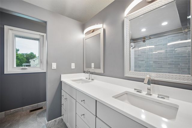 9110 Timberwood Drive, Johnston, IA 50131