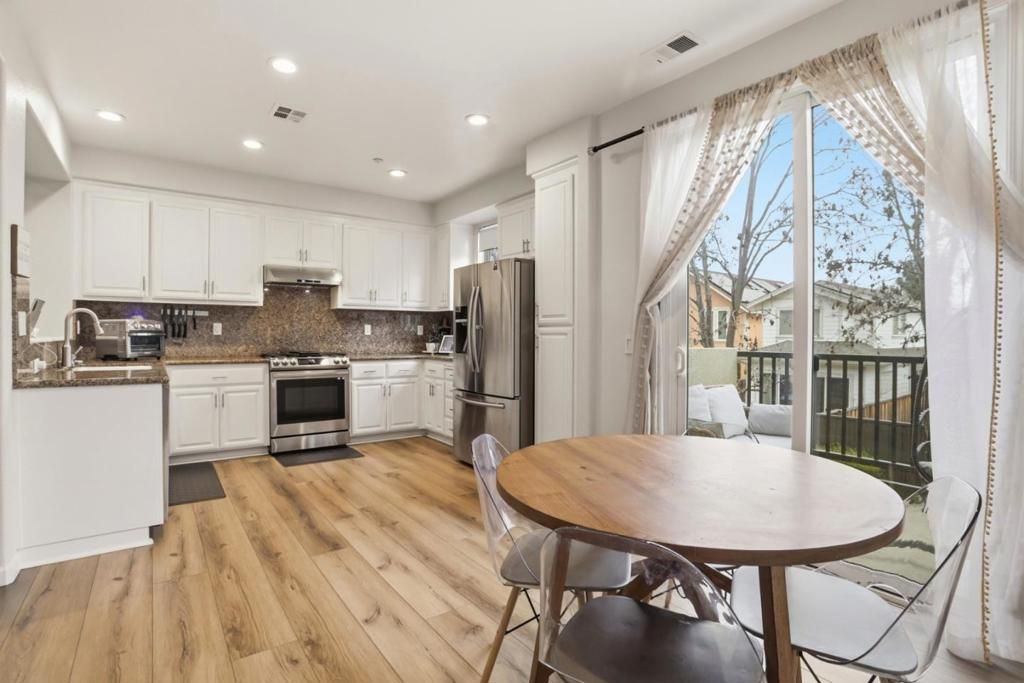 Image 11 of property listing at 70 Towne Circle, Mountain View, CA 94040