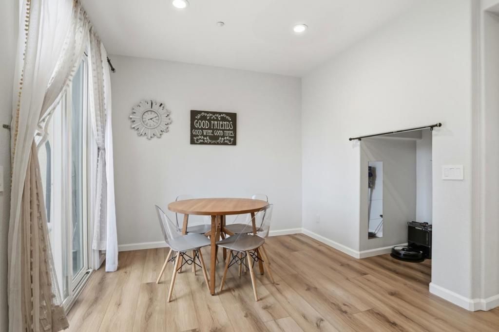 Image 12 of property listing at 70 Towne Circle, Mountain View, CA 94040