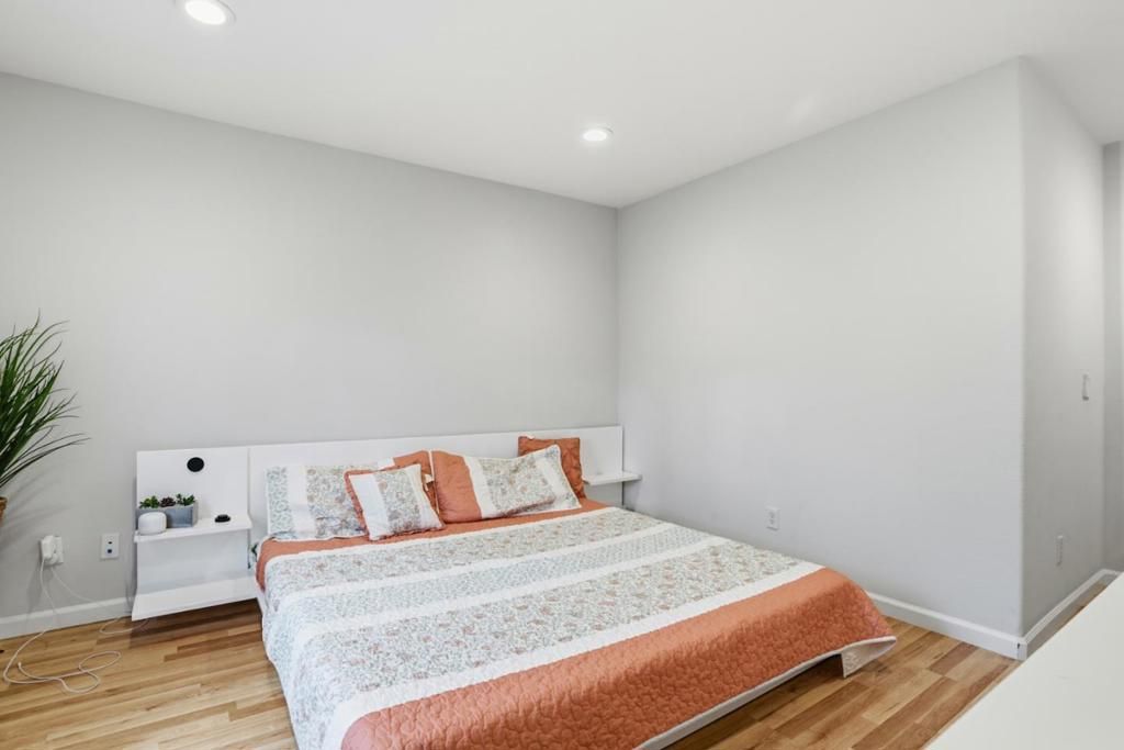 Image 16 of property listing at 70 Towne Circle, Mountain View, CA 94040