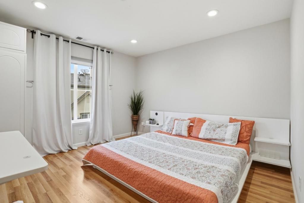 Image 17 of property listing at 70 Towne Circle, Mountain View, CA 94040