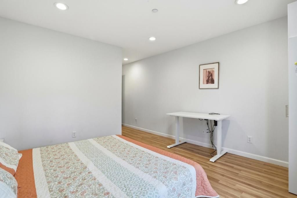 Image 18 of property listing at 70 Towne Circle, Mountain View, CA 94040