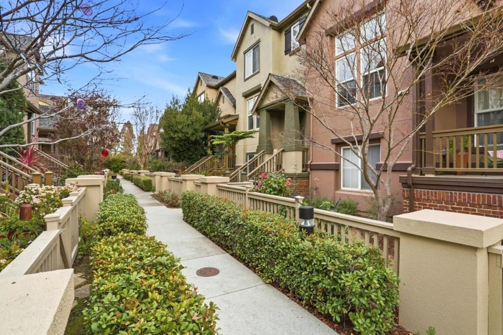Image 2 of property listing at 70 Towne Circle, Mountain View, CA 94040