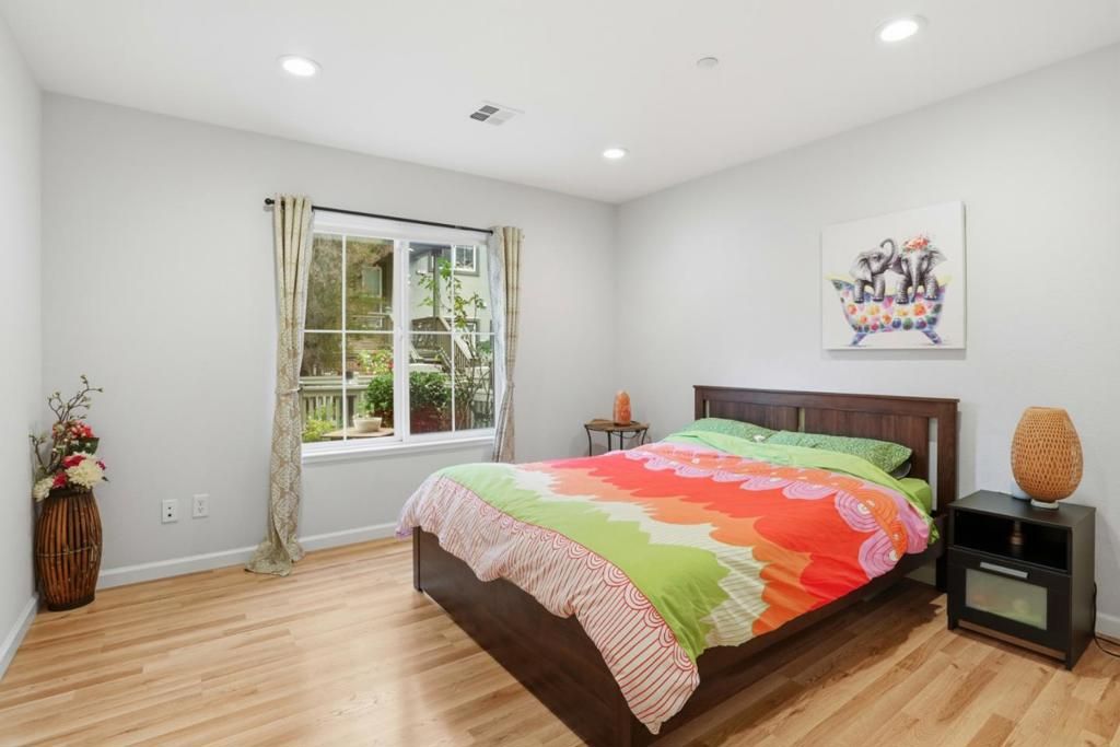 Image 25 of property listing at 70 Towne Circle, Mountain View, CA 94040