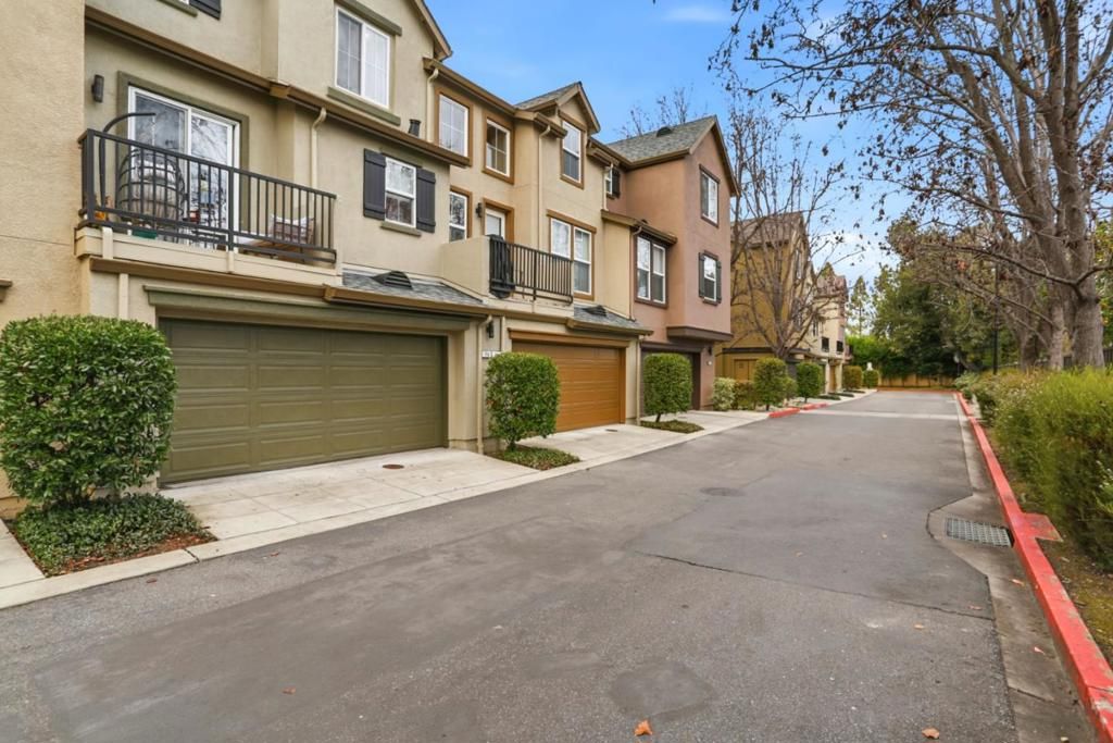 Image 32 of property listing at 70 Towne Circle, Mountain View, CA 94040