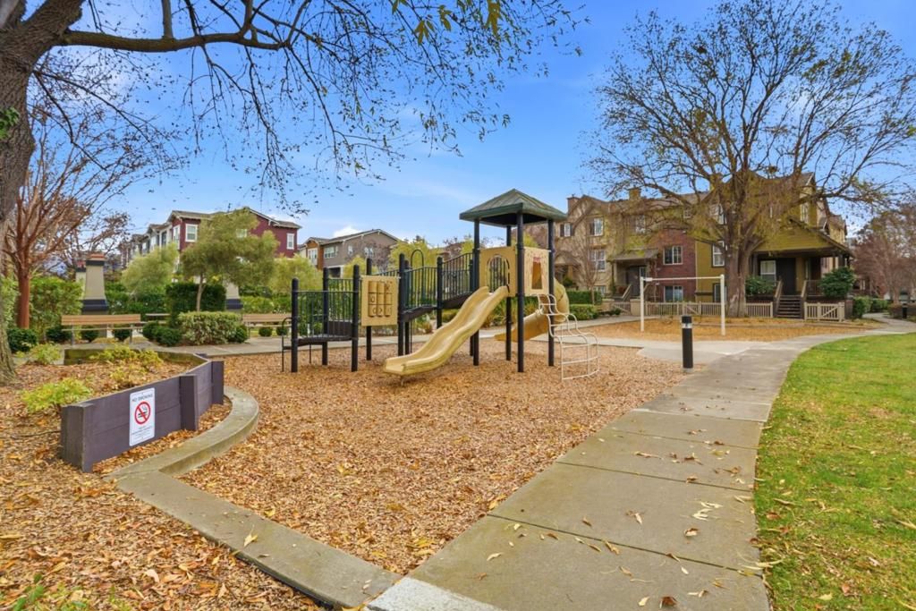 Image 33 of property listing at 70 Towne Circle, Mountain View, CA 94040