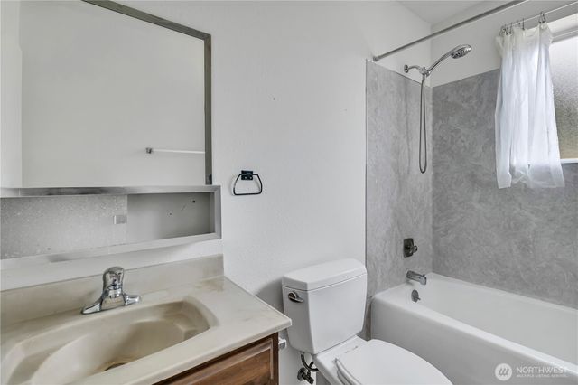 10074 SE 213th Place, Kent, WA 98031