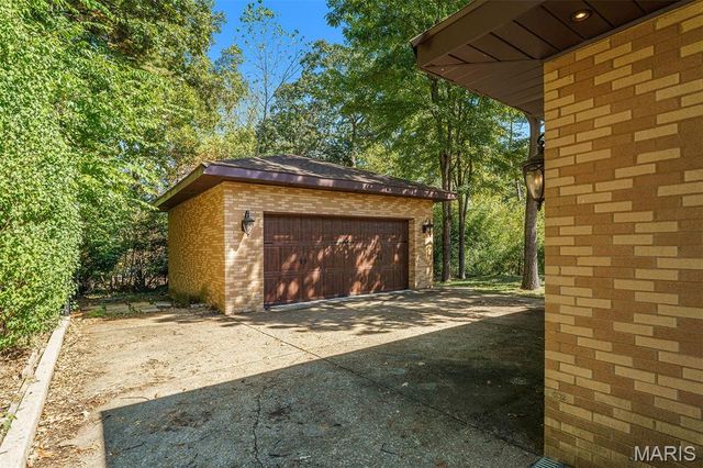 7369 Whitehaven Drive, St Louis, MO 63123