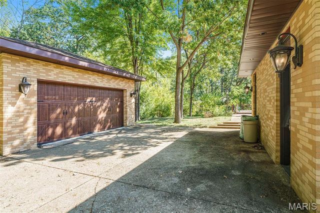 7369 Whitehaven Drive, St Louis, MO 63123