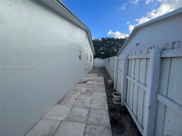 15 SE 13th St 17, Dania Beach, FL 33004