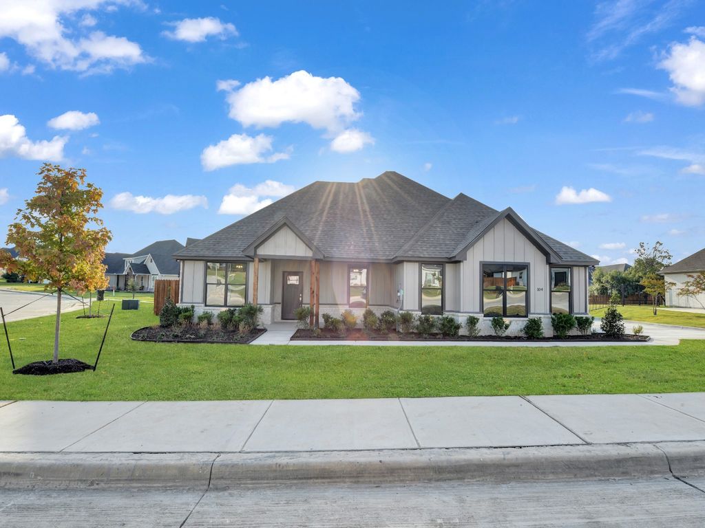 104 Smoky Oak Lane, Weatherford, TX 76087