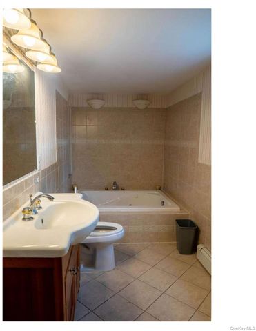 27 W Lakeland Street, Bay Shore, NY 11706