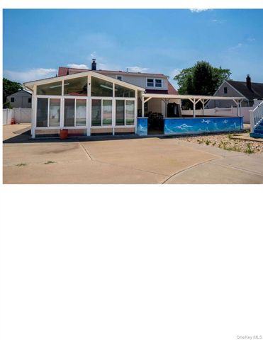 27 W Lakeland Street, Bay Shore, NY 11706