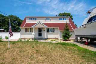 27 W Lakeland Street, Bay Shore, NY 11706