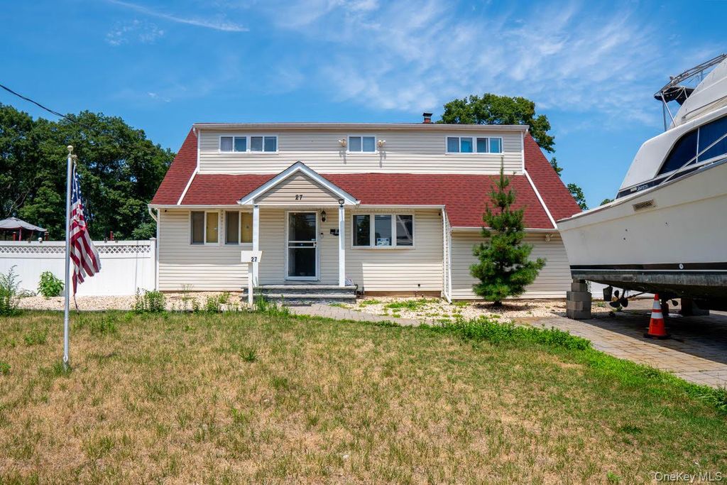 27 W Lakeland Street, Bay Shore, NY 11706