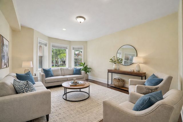 3555 S King Drive 1N, Chicago, IL 60653