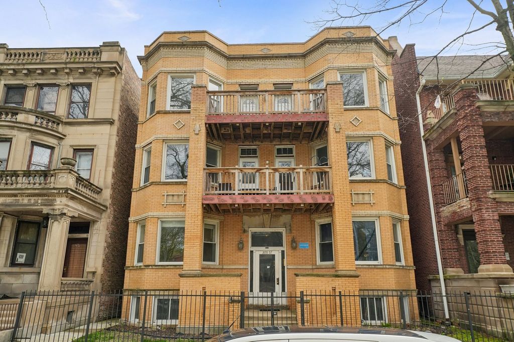 3555 S King Drive 1N, Chicago, IL 60653