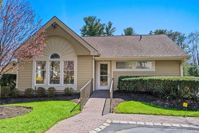 31 Willow Ridge Drive, Smithtown, NY 11787