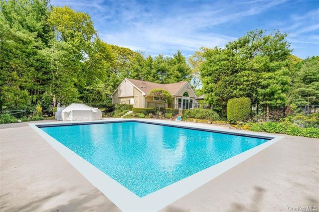 31 Willow Ridge Drive, Smithtown, NY 11787