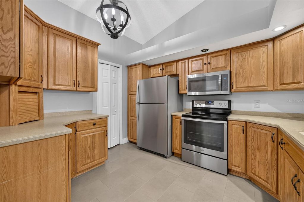 Image 13 of property listing at 1022 WARD CIRCLE, Oviedo, FL 32765