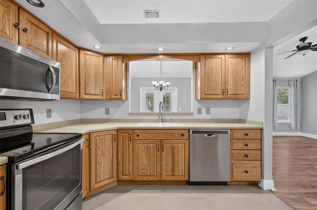 Image 16 of property listing at 1022 WARD CIRCLE, Oviedo, FL 32765