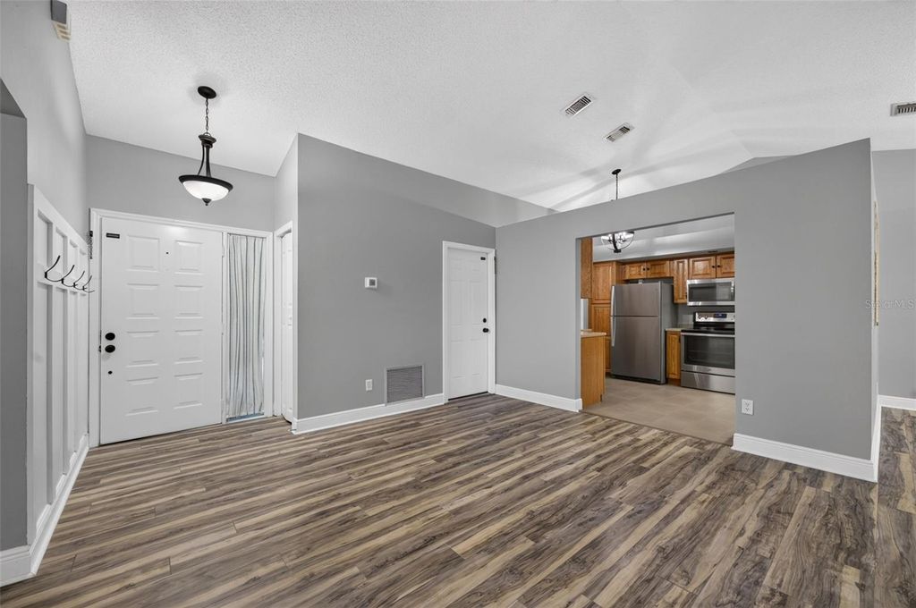Image 5 of property listing at 1022 WARD CIRCLE, Oviedo, FL 32765