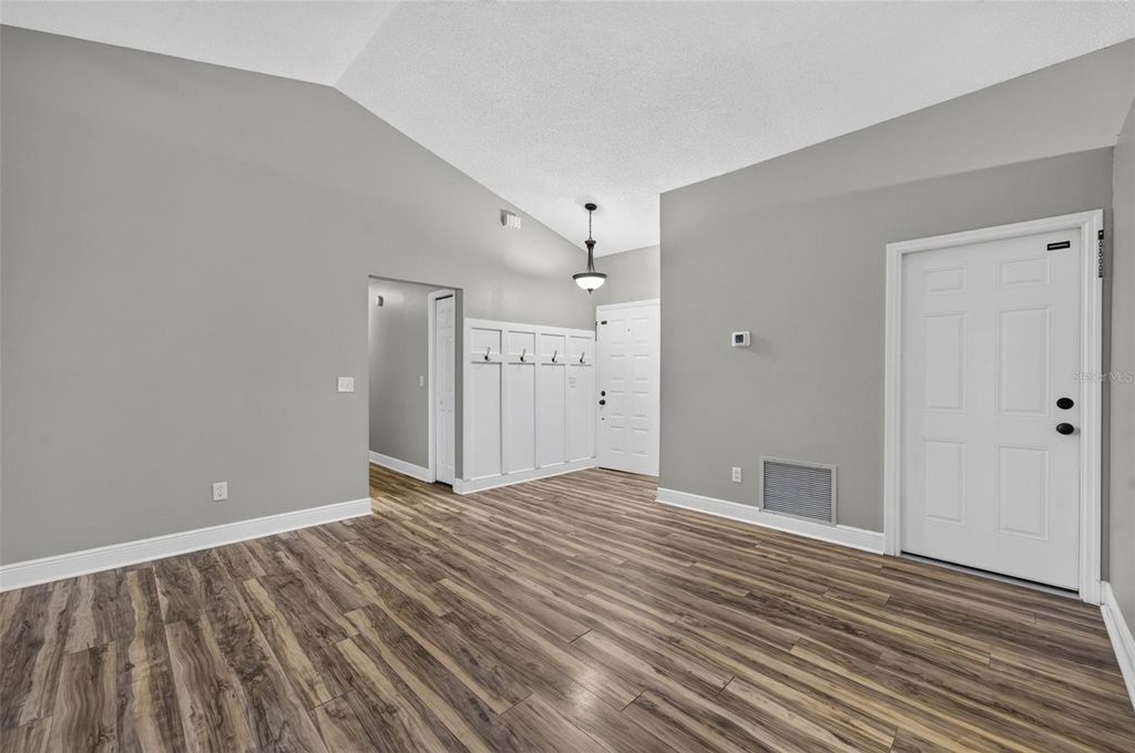 Image 6 of property listing at 1022 WARD CIRCLE, Oviedo, FL 32765