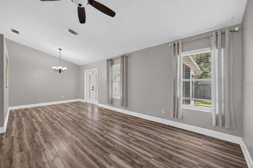 Image 7 of property listing at 1022 WARD CIRCLE, Oviedo, FL 32765