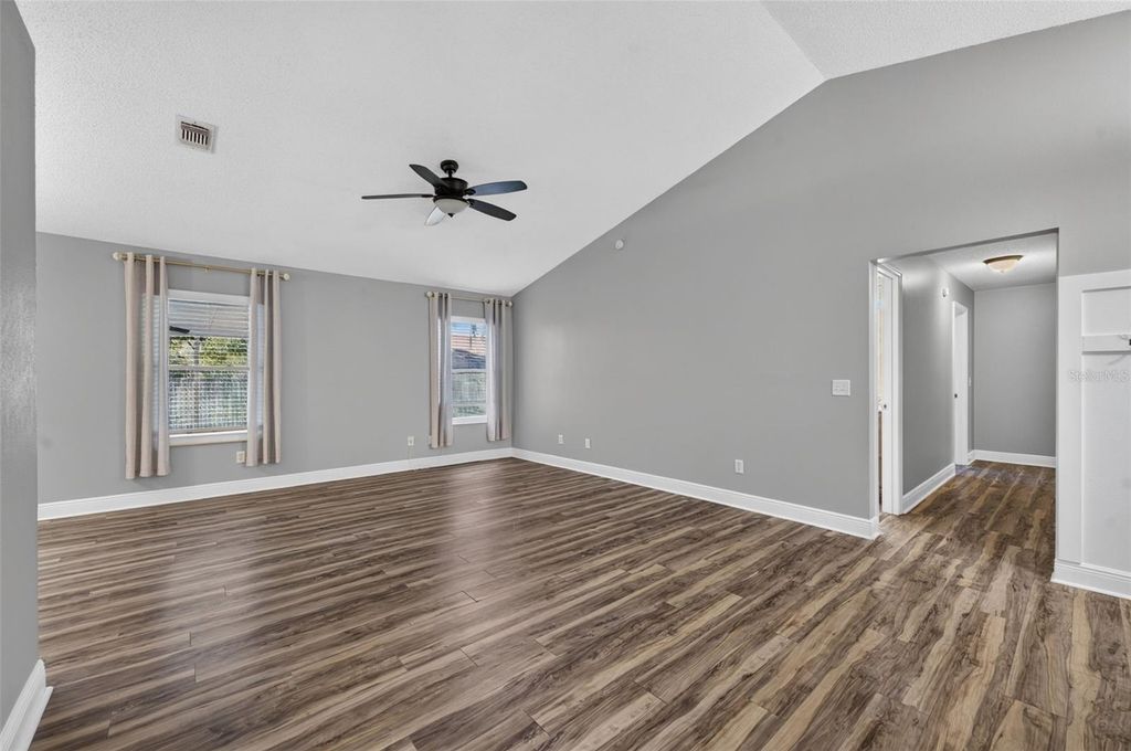 Image 9 of property listing at 1022 WARD CIRCLE, Oviedo, FL 32765