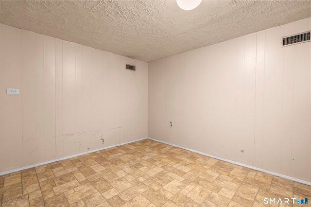 4 Bowen Road, North Haven, CT 06473