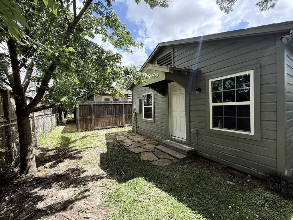 1011 Nadine Street A, Houston, TX 77009