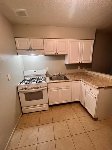 423 Dallas Street SE A, Albuquerque, NM 87108