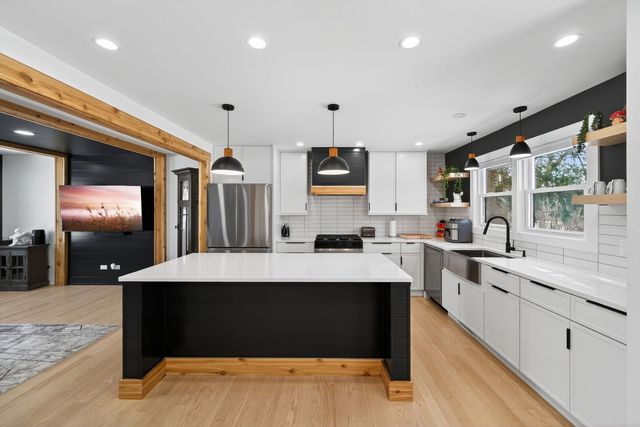 221 Olesen Drive, Naperville, IL 60540