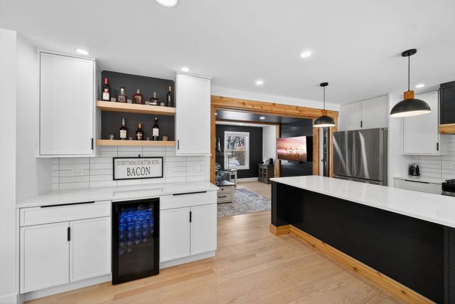 221 Olesen Drive, Naperville, IL 60540