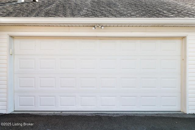 8701 Lough Dr, Louisville, KY 40291