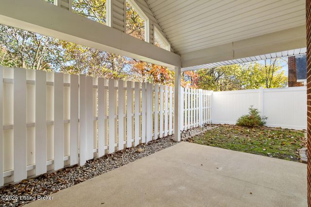 8701 Lough Dr, Louisville, KY 40291