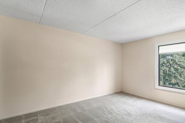 2445 Londin Lane E 202, Maplewood, MN 55119