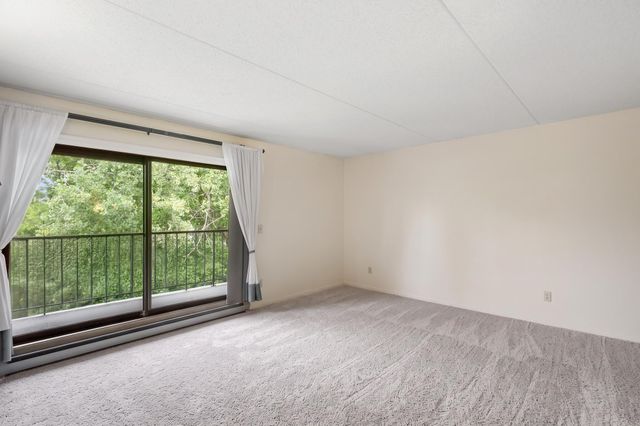 2445 Londin Lane E 202, Maplewood, MN 55119