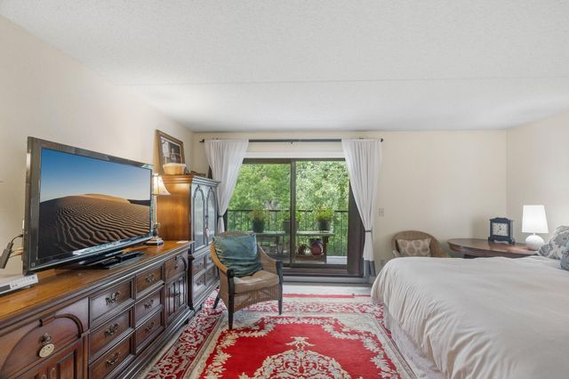 2445 Londin Lane E 202, Maplewood, MN 55119