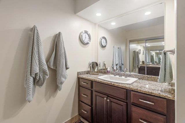 2445 Londin Lane E 202, Maplewood, MN 55119