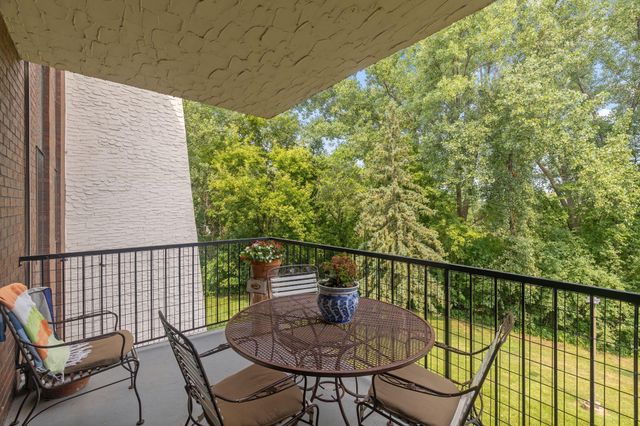 2445 Londin Lane E 202, Maplewood, MN 55119