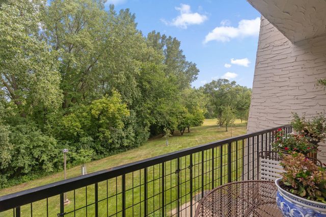 2445 Londin Lane E 202, Maplewood, MN 55119