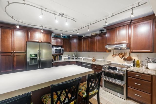 2445 Londin Lane E 202, Maplewood, MN 55119