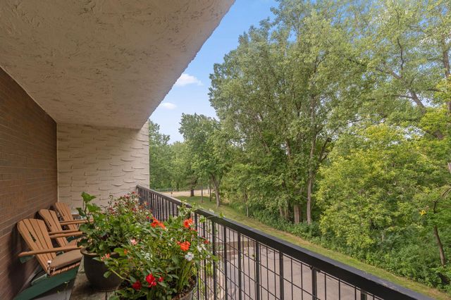 2445 Londin Lane E 202, Maplewood, MN 55119