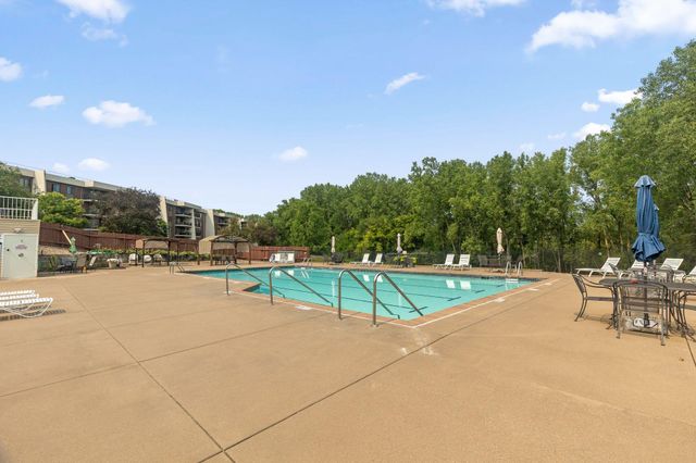 2445 Londin Lane E 202, Maplewood, MN 55119