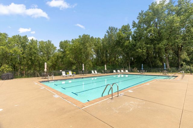 2445 Londin Lane E 202, Maplewood, MN 55119