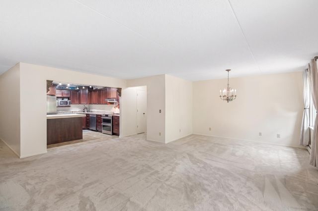 2445 Londin Lane E 202, Maplewood, MN 55119