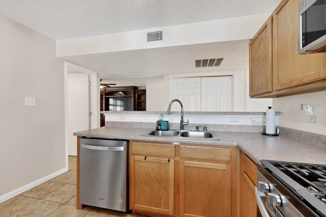 832 Mesa Viejo Street SW, Albuquerque, NM 87121